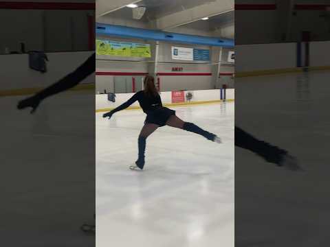 favorite warmup:) inside 3-turn into forward crossovers alternating! #figureskating #iceskating