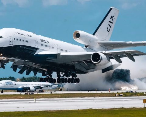 SpaceX Mishap Sends Miami Airport Travelers Spiraling into Delays SpaceX Mishap Sends Miami Airport Travelers Spiraling into Delays